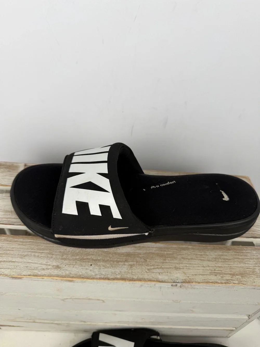 Nike Ultra Comfort 3 slide sandals white Nike logo on the strap Size 10
